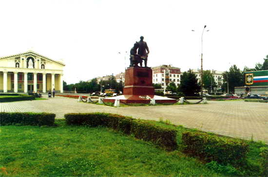Памятник отцу и сыну Черепановым на театральной площади